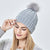 Gorro de punto de calavera con forro de satén elegante y pompón de piel sintética - Gorro de invierno para mujer