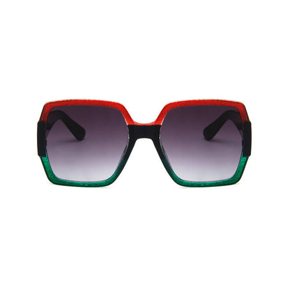 Adoptez l'ambiance rétro avec des lunettes de soleil à paillettes colorées