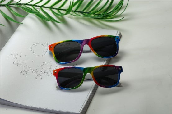 Gafas de sol vibrantes con forma de arcoíris: estilo colorido 