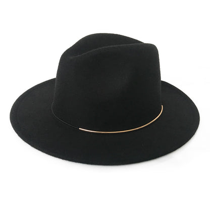 Mejora tu estilo con sombreros de moda: detalles con hebillas doradas para mujer