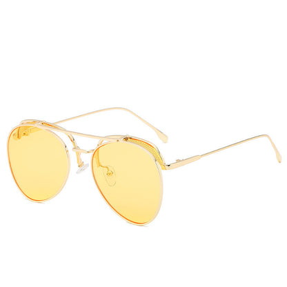 Vibes rétro dans des lunettes de soleil à la mode en feuille de couleur transparente