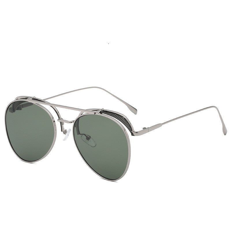 Vibraciones retro en gafas de sol de hoja de color transparente de moda