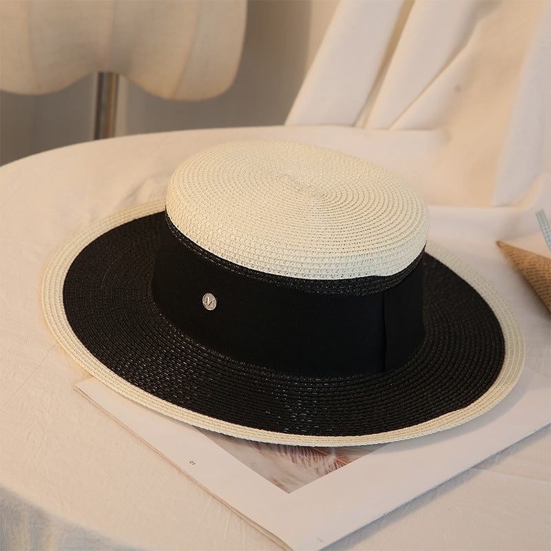 Chapeau de paille rétro élégant à dessus plat pour femme – Respirant et élégant avec lettre M et détail floral