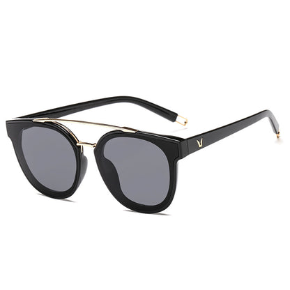 Gafas de sol retro con lentes de PC y detalles metálicos - Ancho de lente ancho