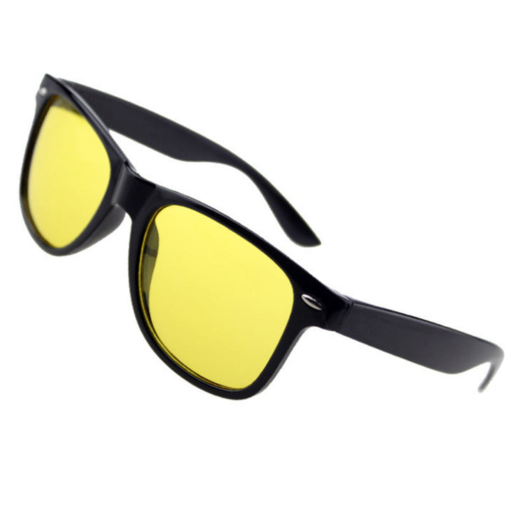 Unisex Elegance in Retro Sunglasses