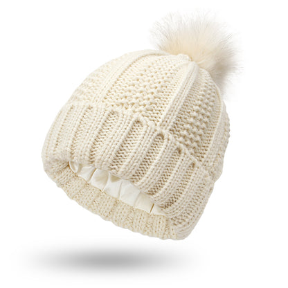 Bonnet élégant en tricot tête de mort doublé de satin avec pompon en fausse fourrure – Chapeau chauffant d'hiver pour femme