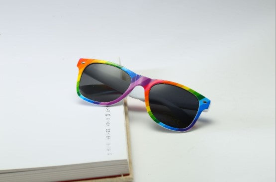 Gafas de sol vibrantes con forma de arcoíris: estilo colorido 