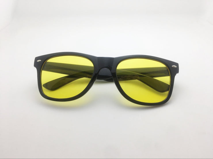 Unisex Elegance in Retro Sunglasses