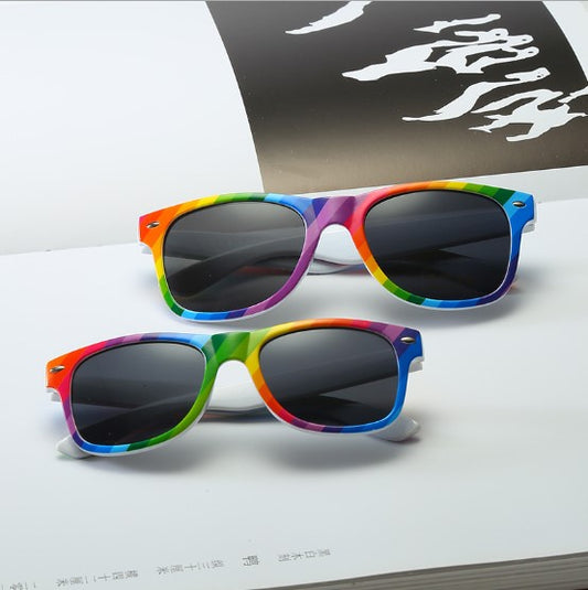 Gafas de sol vibrantes con forma de arcoíris: estilo colorido 