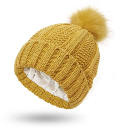 Bonnet élégant en tricot tête de mort doublé de satin avec pompon en fausse fourrure – Chapeau chauffant d'hiver pour femme